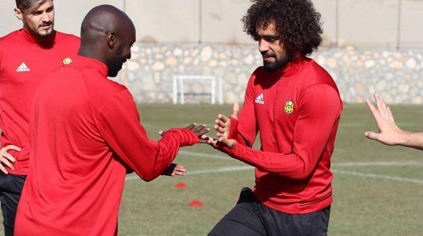 E. Yeni Malatyasporlu Futbolcular Yeşil Zeminde Yarıştı