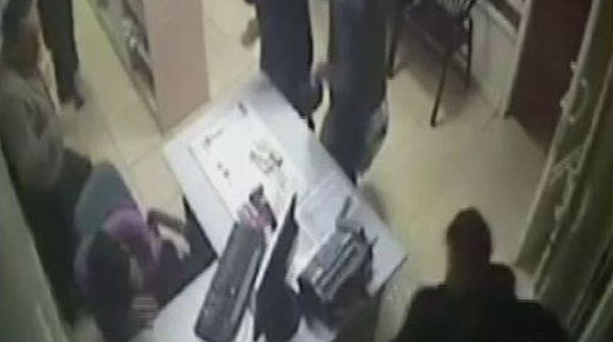 Eczaneye U&ccedil;arak Girdi, Eli Boş &Ccedil;ıktı