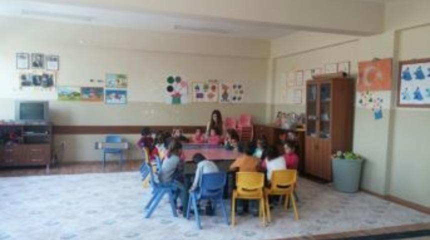 Üniversite Öğrencilerinden Minik Öğrencilere Destek