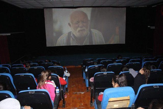 Köy Okulu Öğrencileri İlk Defa Sinema Heyecanı Yaşadı