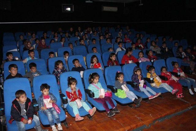 Köy Okulu Öğrencileri İlk Defa Sinema Heyecanı Yaşadı