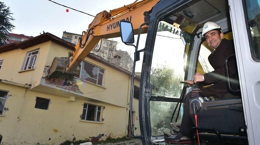 Yıldırım Ka&ccedil;ak Yapılardan Temizleniyor