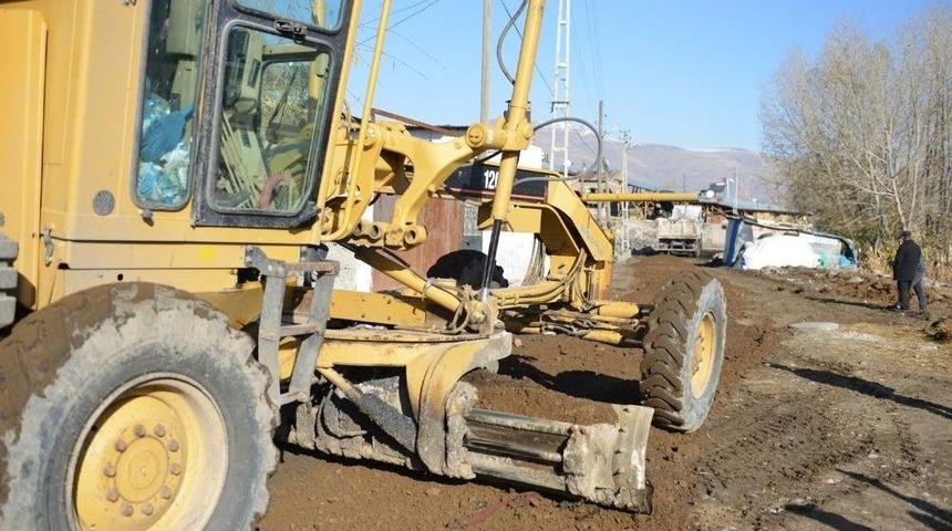 Ali Korkut, "asfaltı Gören Köylünün Yüzü Gülüyor"