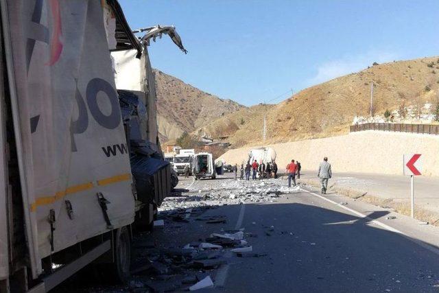 Gümüşhane-bayburt Karayolunda Tır’lar Çaprıştı: 1 Yaralı