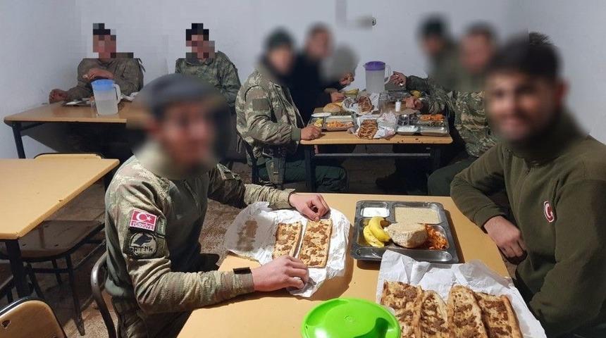 Başkan Aydın Askerlere &rsquo;etli Ekmek&rsquo; G&ouml;nderdi