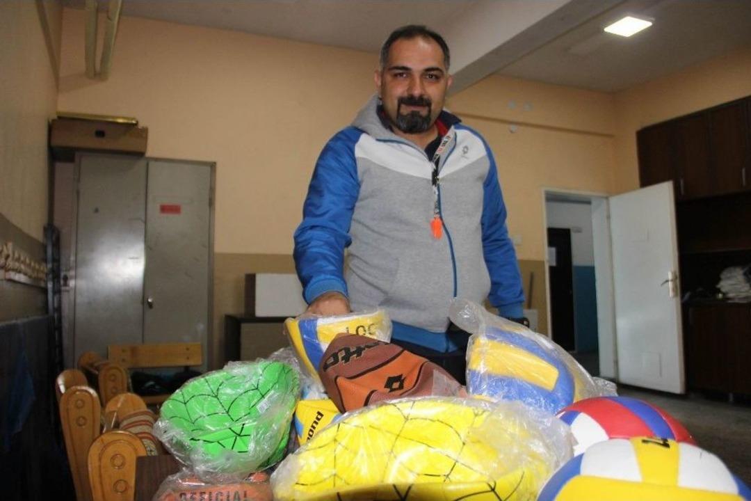 Her Şeyi Devletten Beklemedi 51 Okula Spor Malzemesi Ulaştırdı