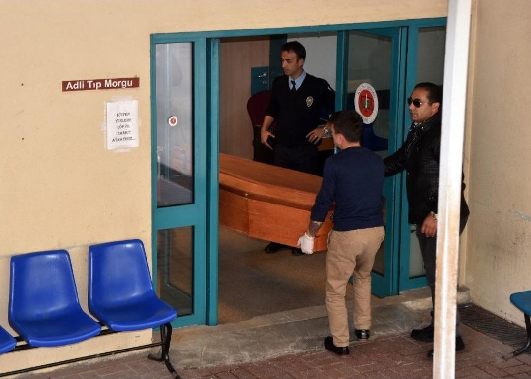 Babanın &Ouml;ld&uuml;rd&uuml;ğ&uuml; 2 Kız &Ccedil;ocuğunun Cenazesi Morgdan Aldı