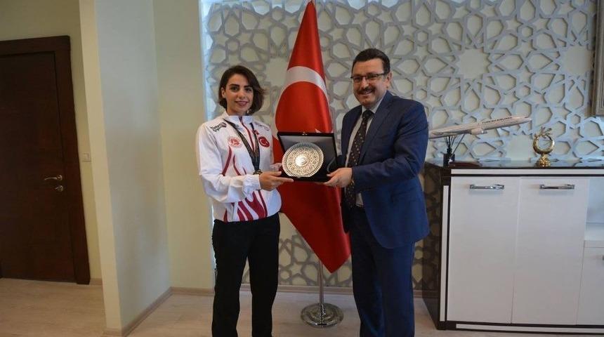 Şampiyondan Başkan Gen&ccedil;&rsquo;e Teşekk&uuml;r