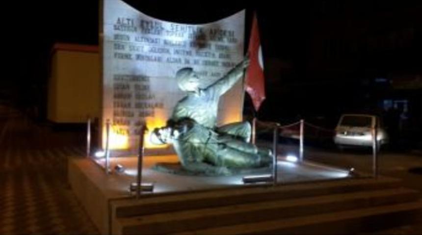 Gördes’te 6 Eylül Şehitlik Abidesi Işıklandırıldı