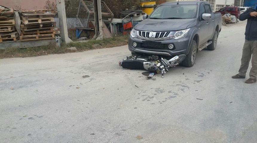 Motosiklet Kamyonete &Ccedil;arptı; 1 Yaralı