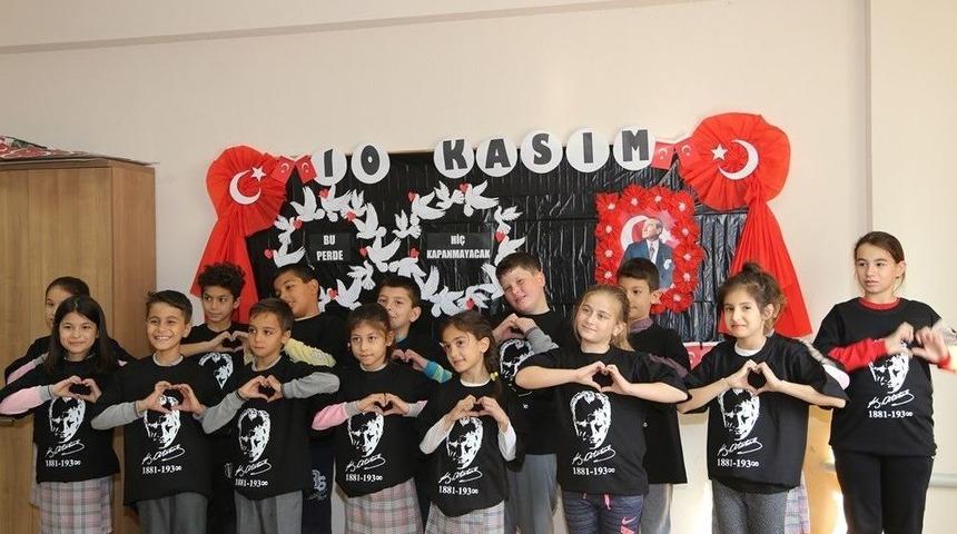 Başkan &Ouml;zakcan&rsquo;dan Efelerli Miniklere Anlamlı Hediye