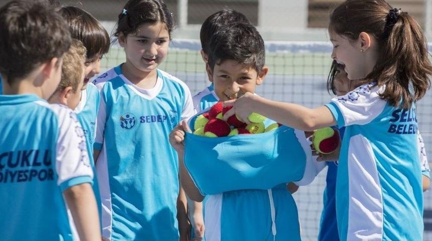 Sel&ccedil;uklu&rsquo;da Kış Spor Okulları B&uuml;y&uuml;k İlgi G&ouml;r&uuml;yor