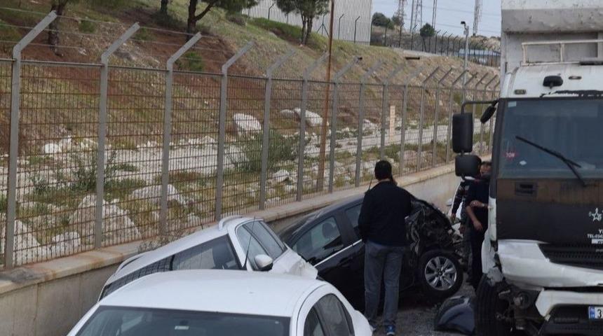 Kamyon 7 Araca &Ccedil;arparak Durdu