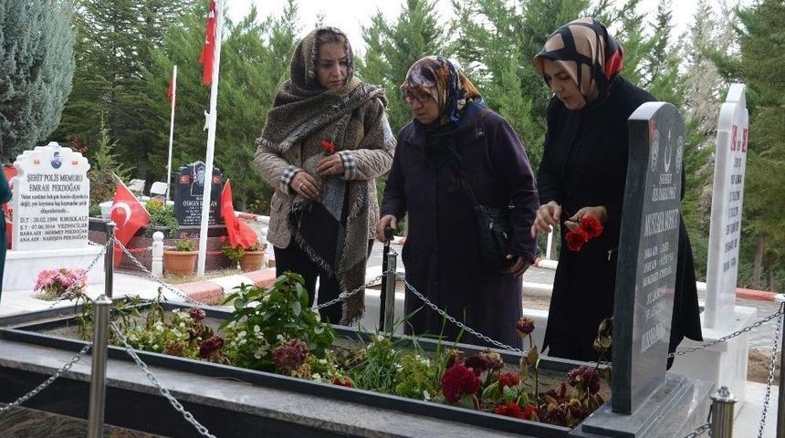 G&uuml;lhan Altınok Şehit Aileleriyle Bir Araya Geldi