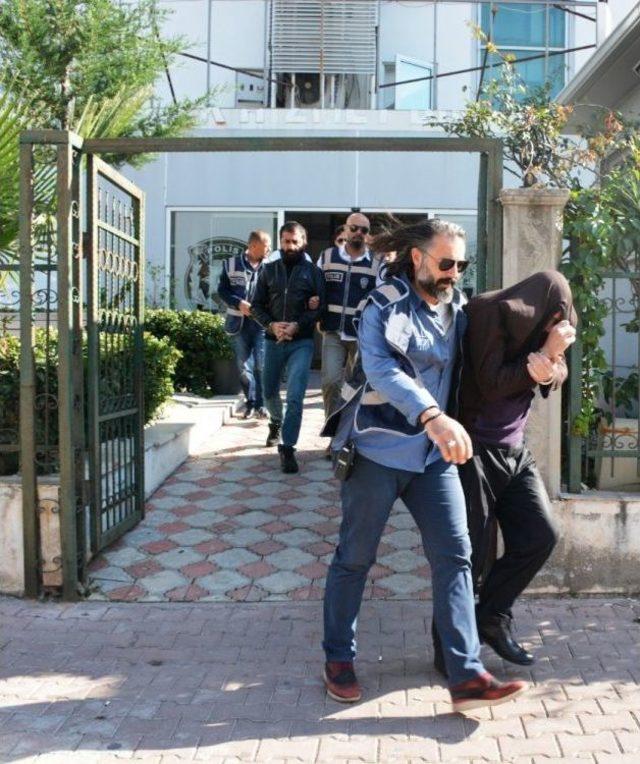 Antalya’da Polis Kıyafetiyle Yağma Yapan 4 Kişi Yakalandı