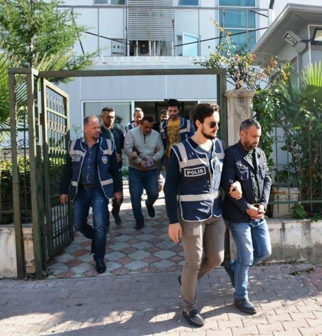 Antalya’da Polis Kıyafetiyle Yağma Yapan 4 Kişi Yakalandı