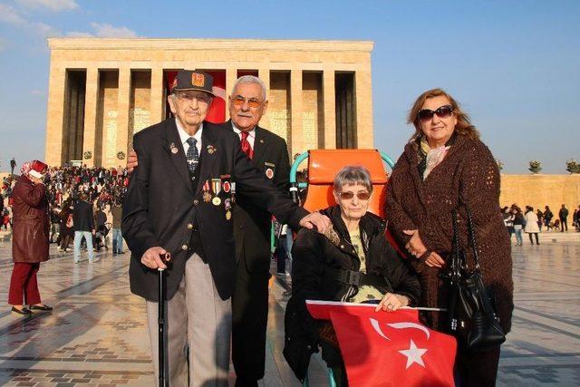 Kore Gazisi Ve Engelli Eşi Anıtkabir’i Ziyaret Etti