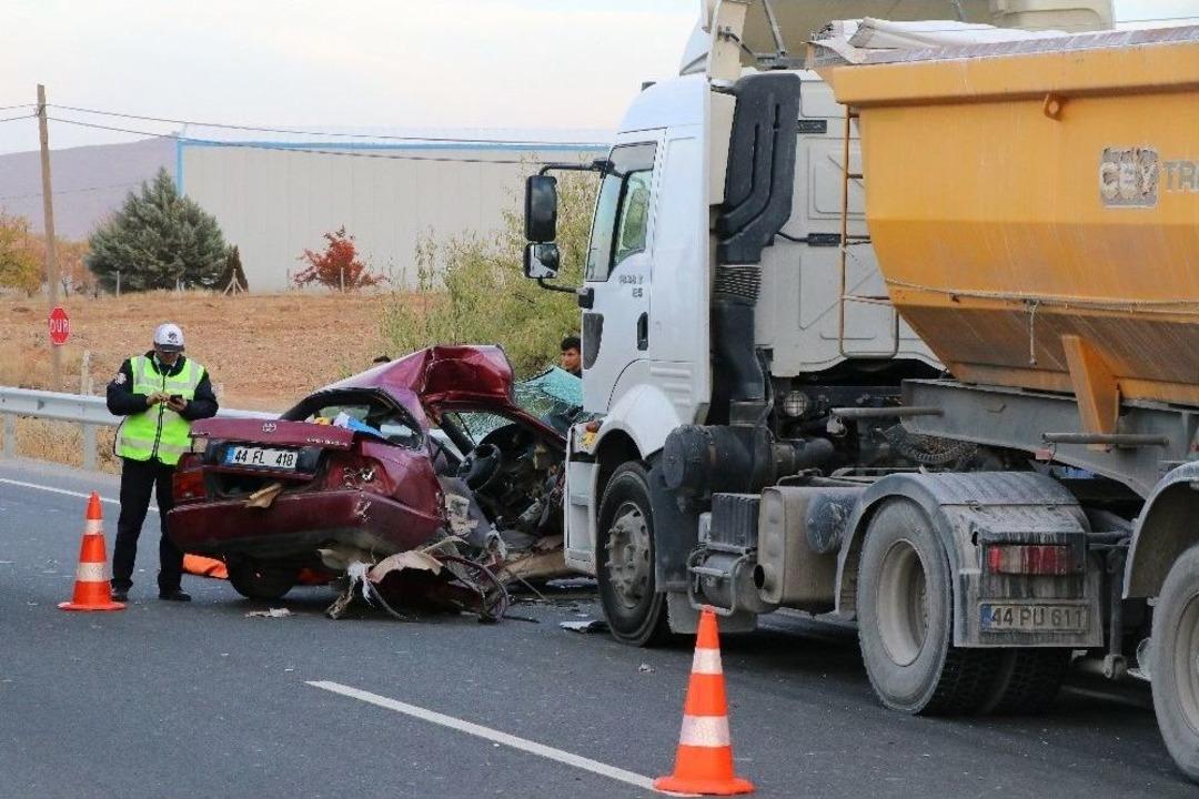 Kamyon Otomobile &Ccedil;arpı: 2 &Ouml;l&uuml;