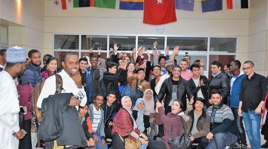 Uluslararası &Ouml;ğrenciler Yemekte Buluştu