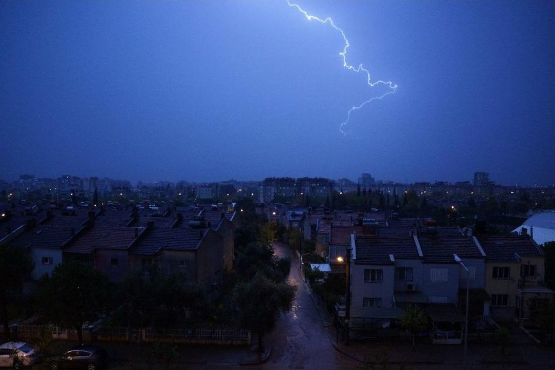 Aydın&rsquo;da Şimşekler G&ouml;ky&uuml;z&uuml;n&uuml; Aydınlattı