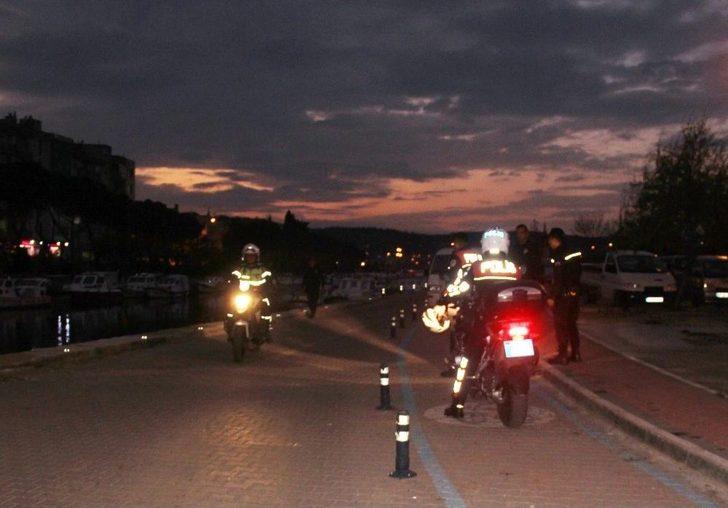 Elleri Kelepçeli Adliyeden Kaçan Şahıs Nefes Kesen Kovalamaca İle Yakalandı G1