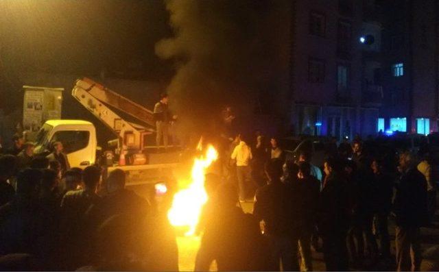 Elektrik Kesintileri Yol Kapatılarak Protesto Edildi