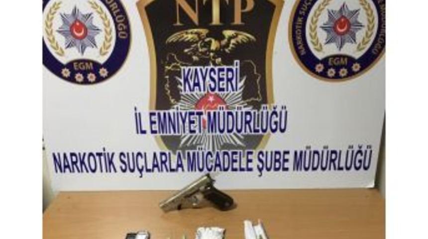 Uyuşturucu Taciri İki Kişi G&ouml;zaltına Alındı
