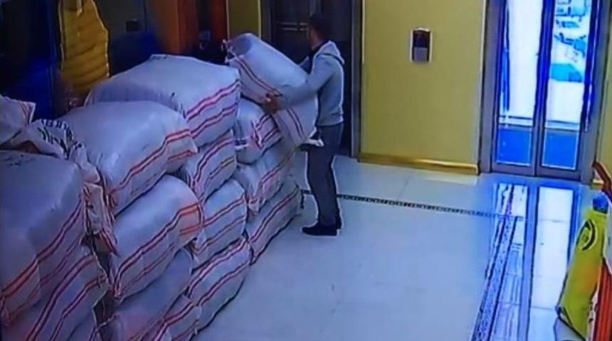 İş Hanında Herkesin G&ouml;z&uuml; &Ouml;n&uuml;nde &Ccedil;uval Dolusu Tiş&ouml;rt&uuml; &Ccedil;aldılar