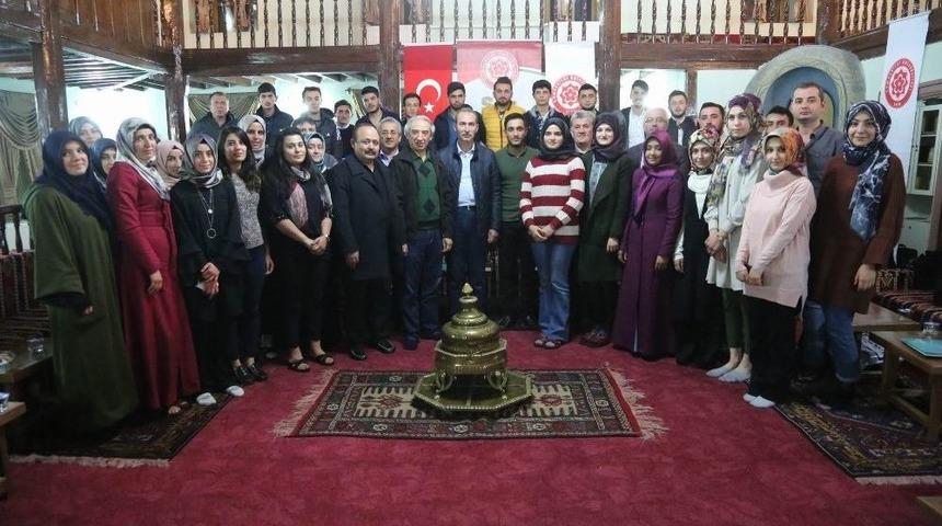 C&uuml; Rekt&ouml;r&uuml; Yıldız &Ouml;ğrencilerle S&ouml;z Meclisi&rsquo;nde Buluştu