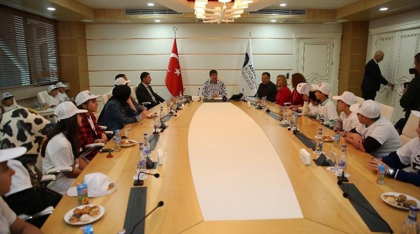 Başkan T&uuml;rel Bitlisli &Ccedil;ocukları Ağırladı