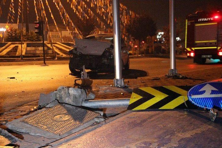 Alkollü Otomobil Kullanan Sürücünün Çarptığı Midibüs Yan Yattı G3