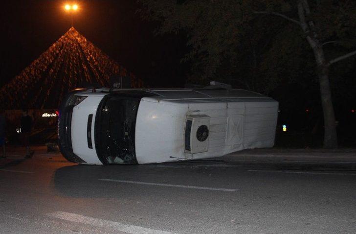 Alkollü Otomobil Kullanan Sürücünün Çarptığı Midibüs Yan Yattı G4