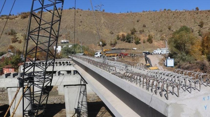 Selden Yıkılan K&ouml;pr&uuml;de &Ccedil;alışmalar S&uuml;r&uuml;yor