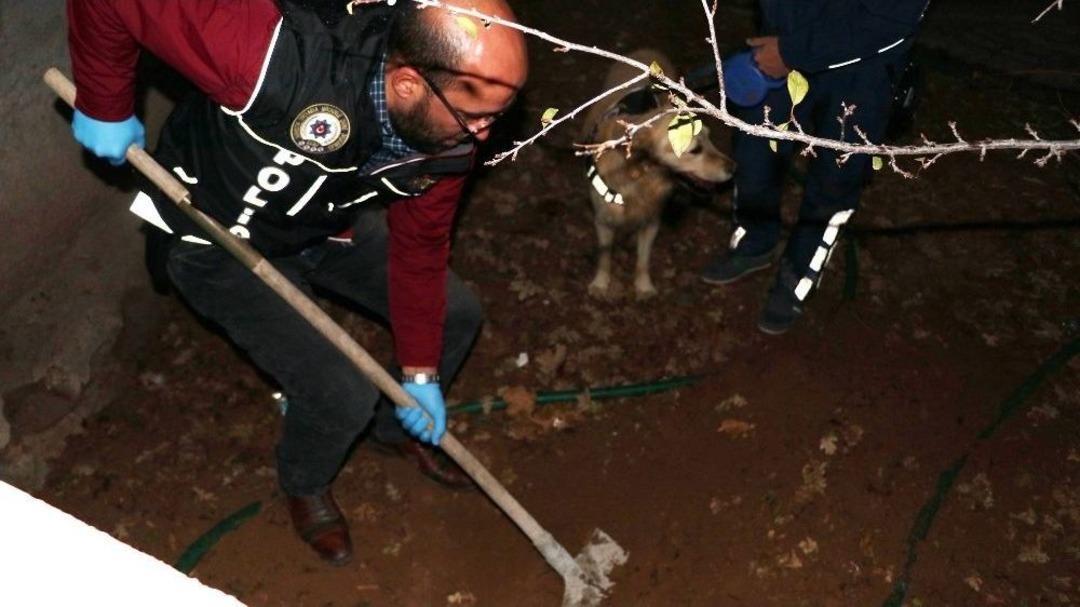 K&uuml;rekle Bah&ccedil;e Kazıp Uyuşturucu Aradılar