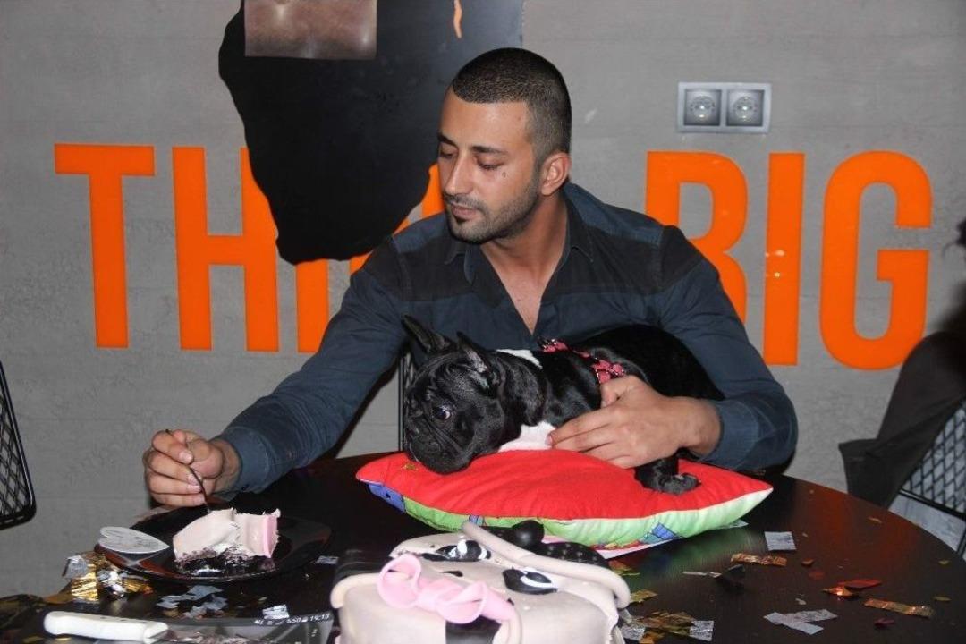 Evladı G&ouml;rd&uuml;ğ&uuml; K&ouml;peğine Doğum G&uuml;n&uuml; S&uuml;rprizi Yaptı