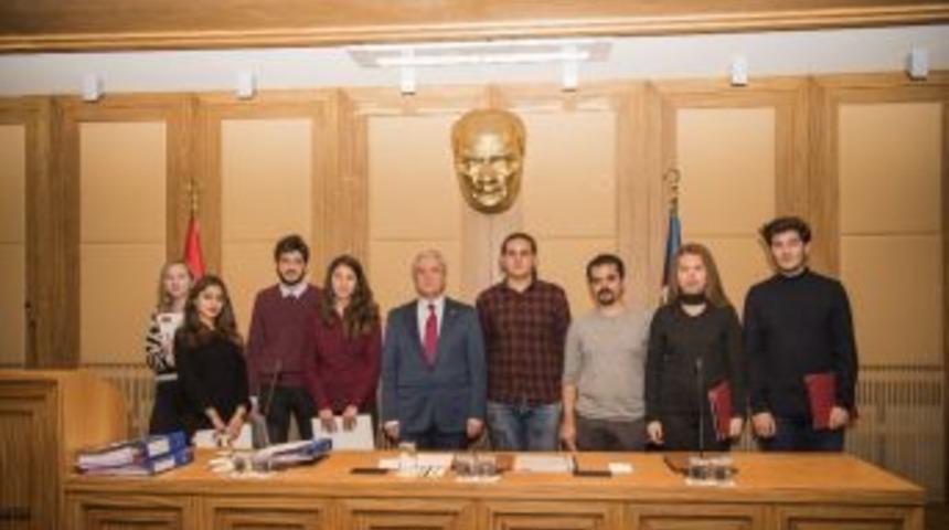 Fakültelerini Birincilikle Kazanan Öğrenciler Kutlama Belgelerini Rektör Gündoğan’ın Elinden Aldı