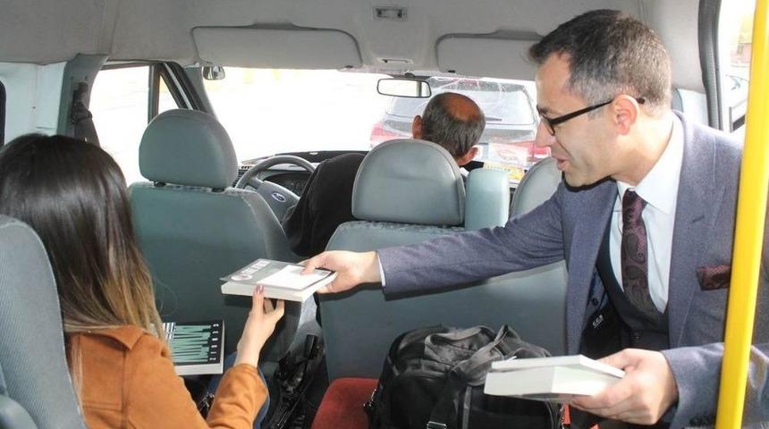 Gerc&uuml;ş&rsquo;te Yolculara Kitap Hediye Edildi