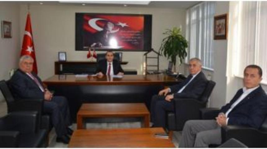 Selendi&rsquo;de İhtiya&ccedil; Sahibi &Ouml;ğrencilere Mont Desteği