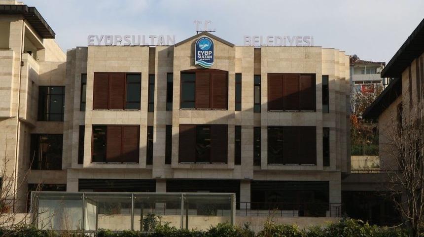 Ey&uuml;psultan Belediye Binasının Tabelası Yenilendi