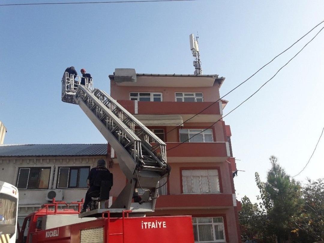 &Ccedil;atıda Arıların Saldırısına Uğrayan Baz İstasyonu İş&ccedil;ilerini İtfaiye Kurtardı