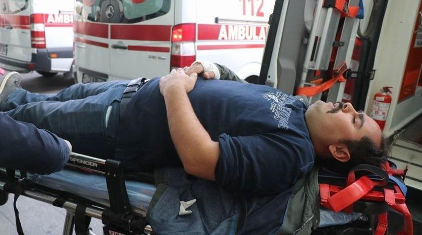 Tır İle Halk Otob&uuml;s&uuml; &Ccedil;arpıştı: 10 Yaralı