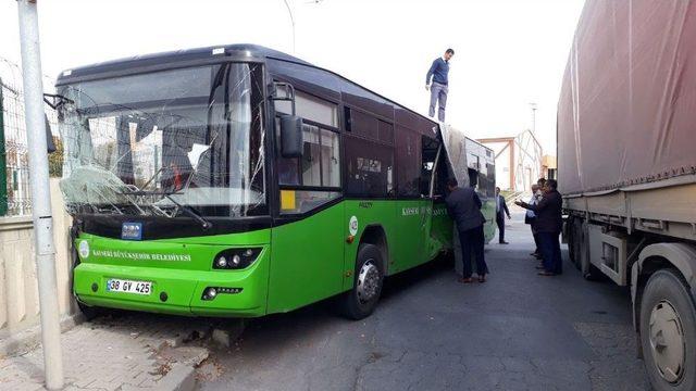 Tır İle Halk Otobüsü Çarpıştı: 10 Yaralı