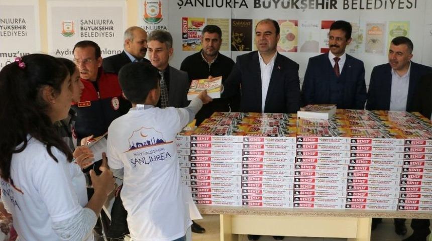 Şanlıurfa&rsquo;da 5 Bin Konu Anlatımlı Kitap Dağıtıldı