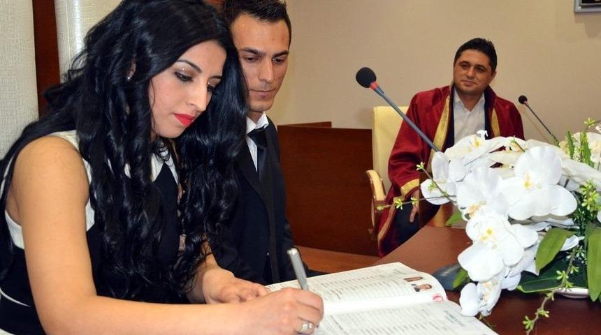 Aliağa&rsquo;da 588 &Ccedil;ift Nikah Masasına Oturdu