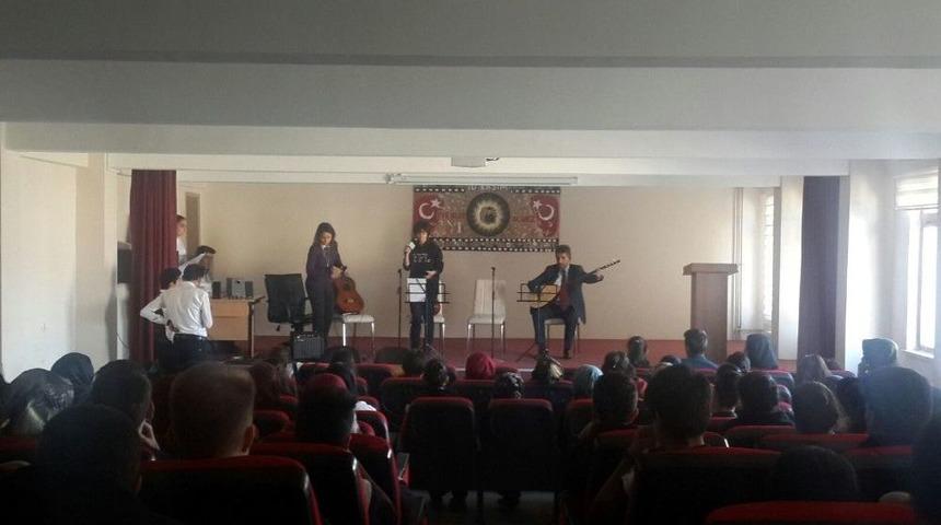 Lise &Ouml;ğrencileri Neşet Ertaş&rsquo;ı Andı.