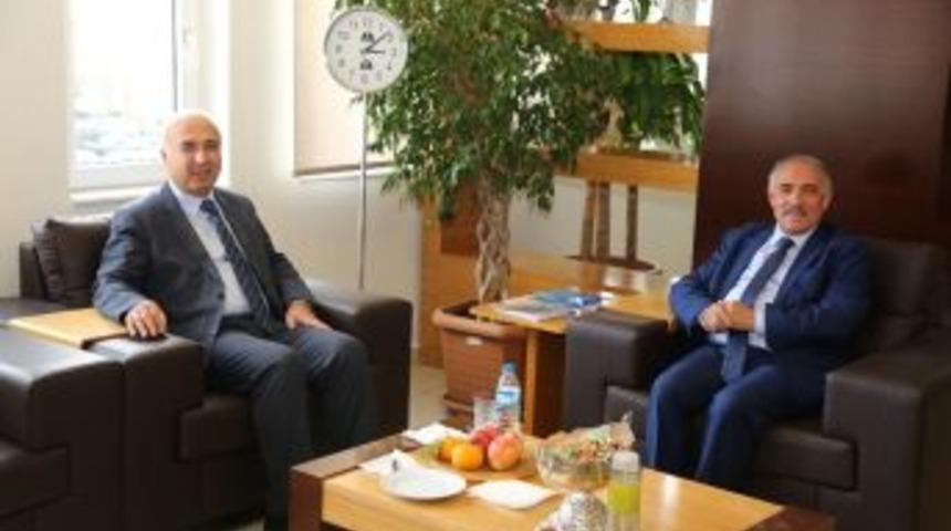 Rekt&ouml;r Kar, Başka &Ouml;zkan&rsquo;ı Ziyaret Etti