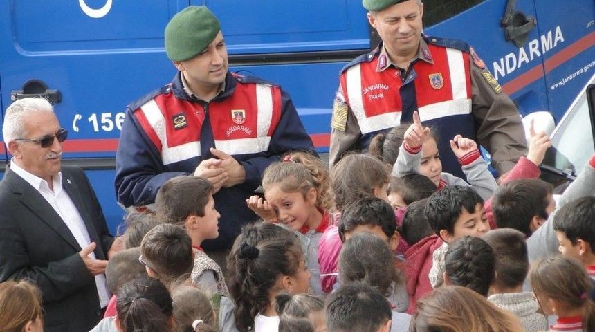 Minik &Ouml;ğrenciler Jandarma İle Tanıştı