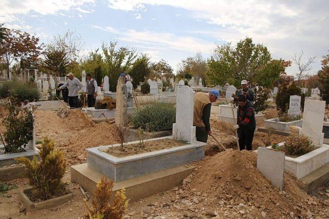 Karaman Belediyesi’nden Mezarlık Düzenlemesi