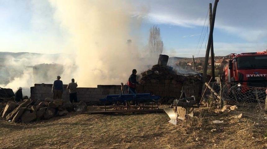 Akdağmadeni&rsquo;nde &Ccedil;ıkan Yangın Korkuttu