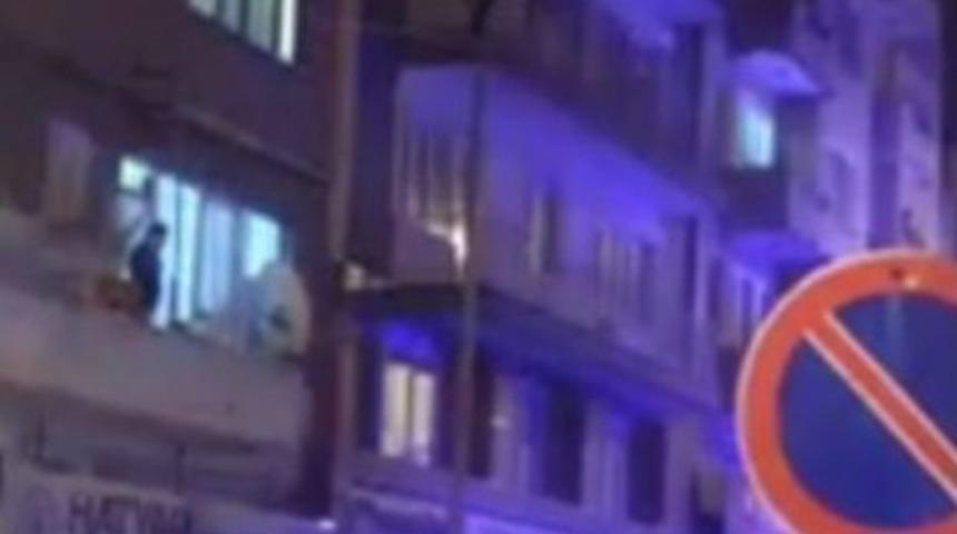 Binanın 2&rsquo;nci Katından Atladı, Direkte Asılı Kaldı
